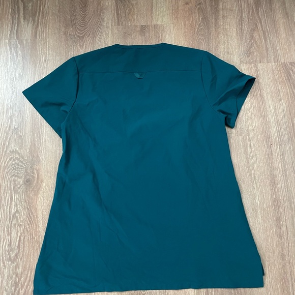 Women’s Medium Green Adar Scrub Top - Picture 3 of 4